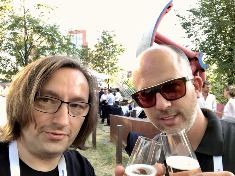 Selfie von Remus und Felix, die beim Abendempfang der ICNC18 im Grünen mit zwei Gläsern Prosecco anstoßen